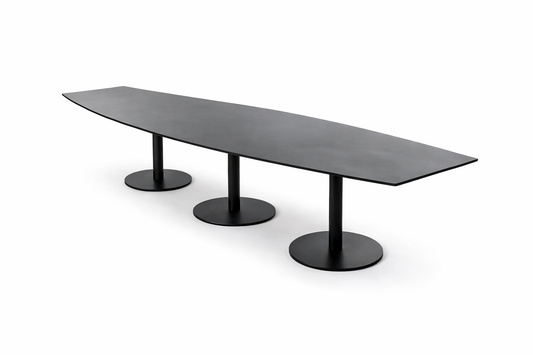 Pedrali tøndeformet konferencebord i sort linoleum 320x120 cm set skråt – elegant mødebord til konferencerum, bestyrelseslokaler og moderne kontorer.