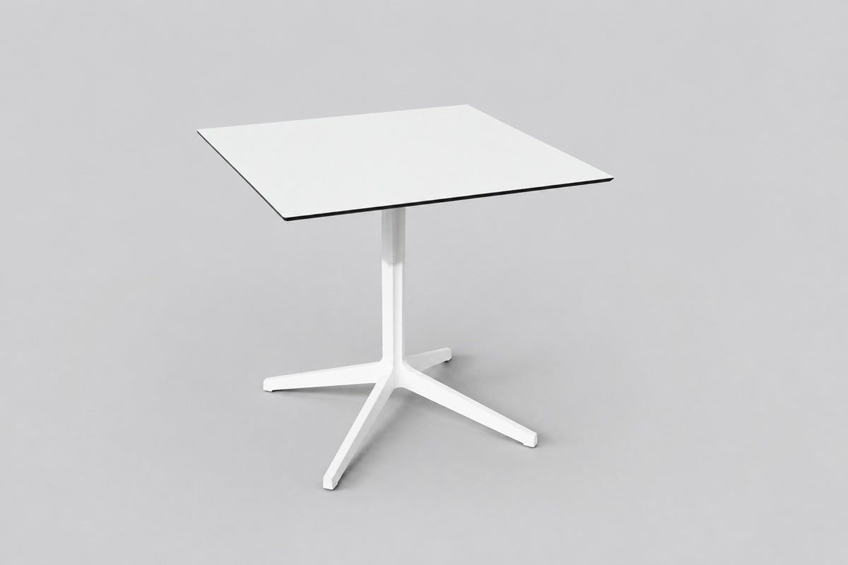Pedrali Ypsilon cafébord og mødebord 79x79 cm med hvid laminatplade – skrå vinkel