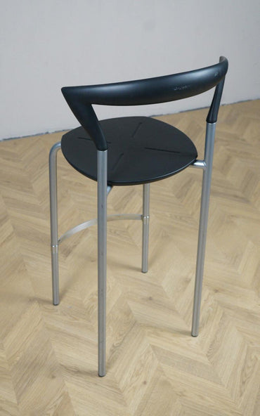 Pelikan Opus 7202 barstol set bagfra – elegant dansk design i sort med ergonomisk ryglæn