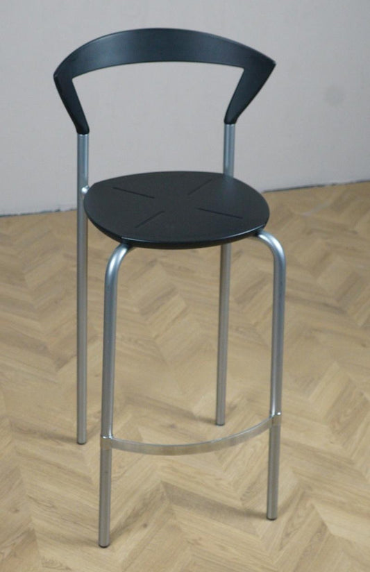 Pelikan Opus 7202 barstol i sort PUR-gummi set forfra med gråt stel og forkromet fodhviler