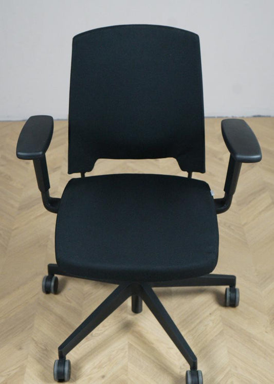 Profim kontorstol i sort set forfra med justerbare armlæn