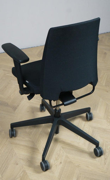 Skrå vinkel af Profim sort kontorstol med justerbare armlæn