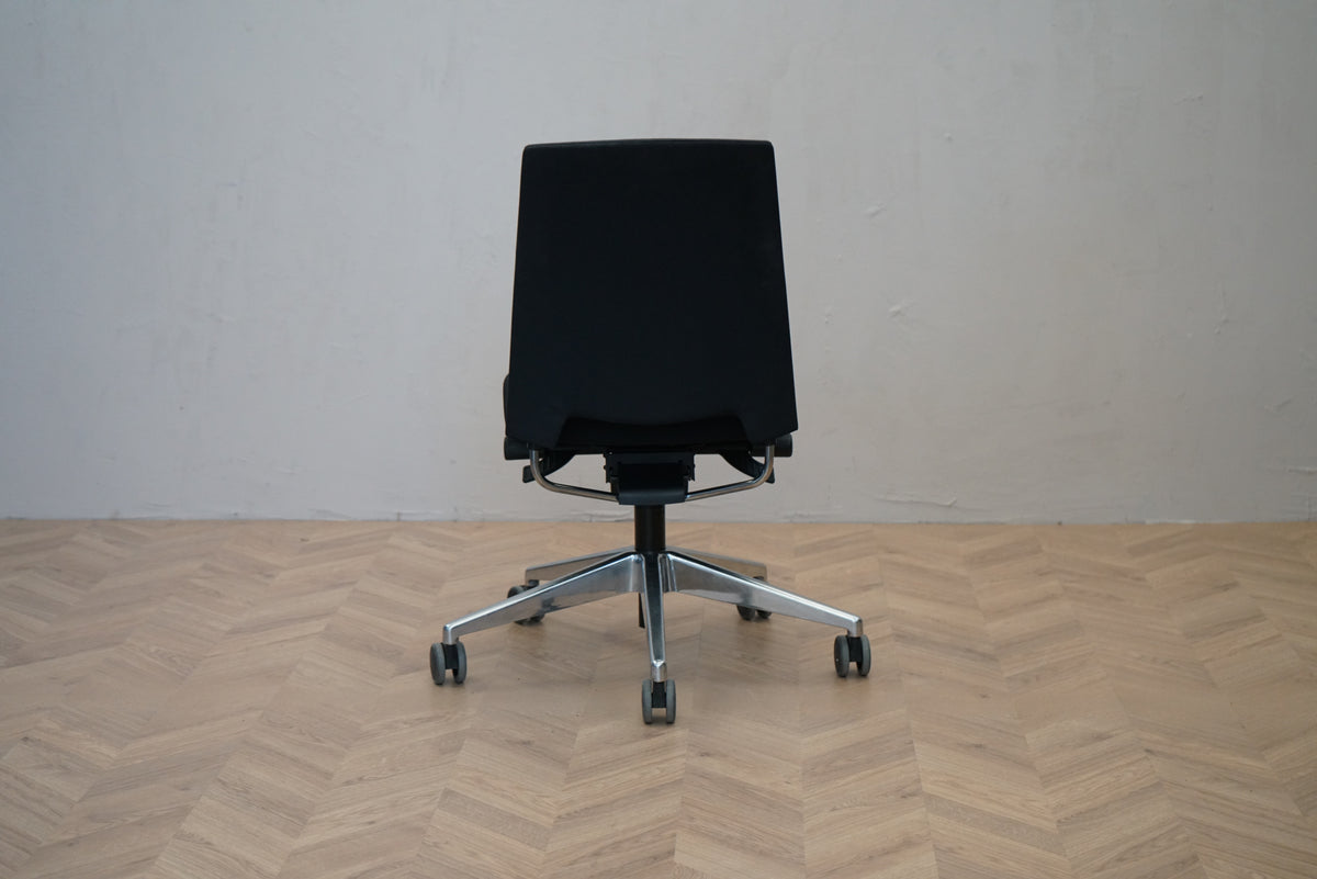 Profim kontorstol i sort set bagfra med ergonomisk rygdesign