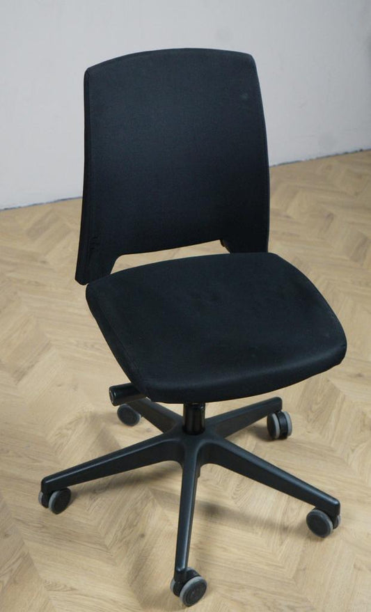 Profim kontorstol i sort set forfra med justerbar ryglæn og hæve-sænke funktion