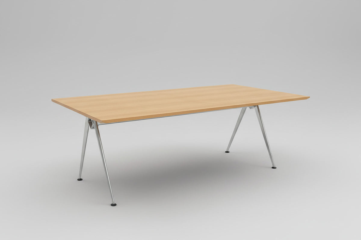 Randers & Radius bord side med skrå metalben og bøge bordplade