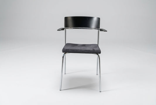 Randers + Radius Cirkum mødestol med alcantara-sæde, sort træryg, armlæn og kromstel set forfra.