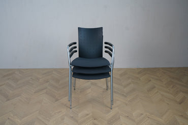 Frontbillede med mange Randers & Radius sorte konferencestole i mødelokale