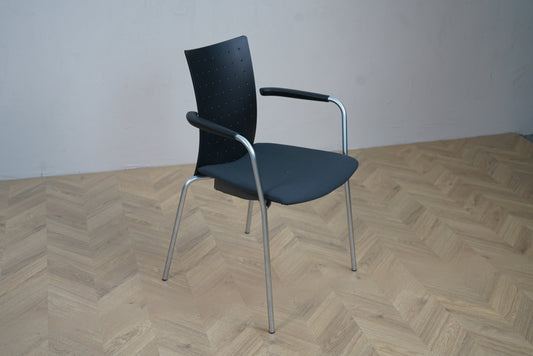 Skrå billede af Randers & Radius sort konferencestol med polstret sæde og alugrå stel