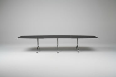 Randers+Radius sort mødebord set forfra – konferencebord med krom stel 420x120 cm