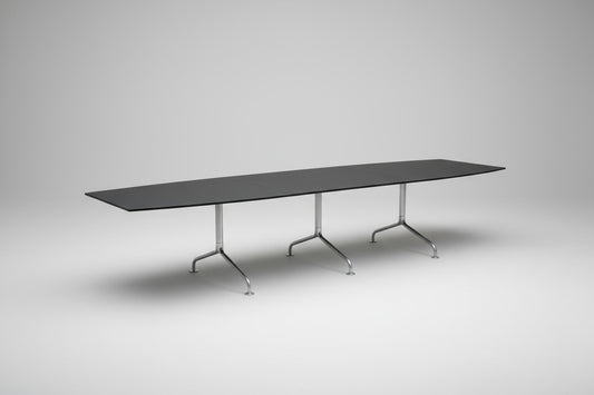 Randers+Radius mødebord i sort linoleum med krom stel set fra siden – 420x120 cm