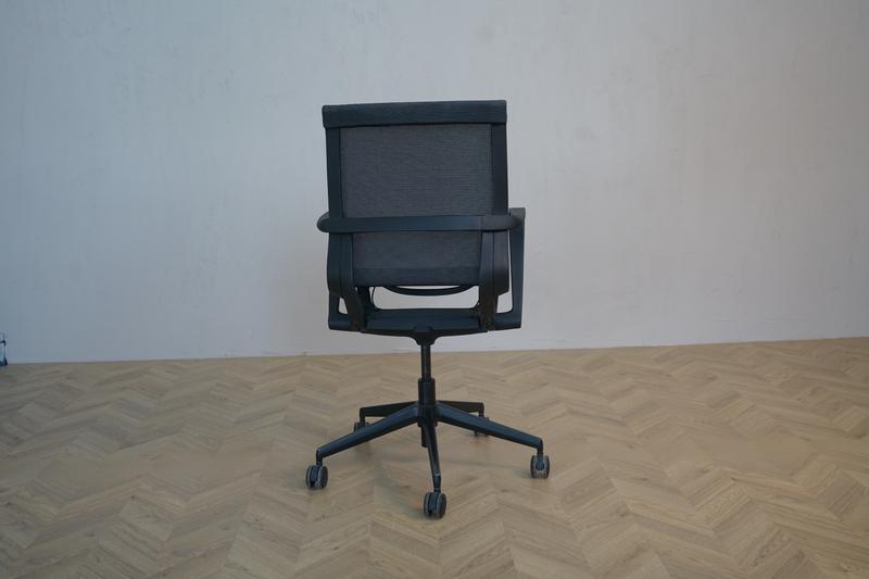 Bagside af RAW kontorstol i sort mesh med armlæn – åndbar ryg og moderne design til mødelokalet