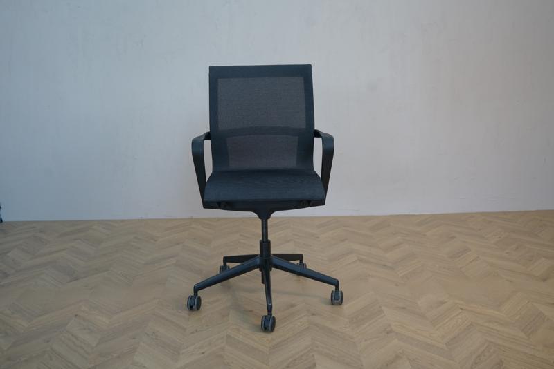 RAW kontorstol i sort mesh med armlæn set forfra – moderne og ergonomisk mødestol