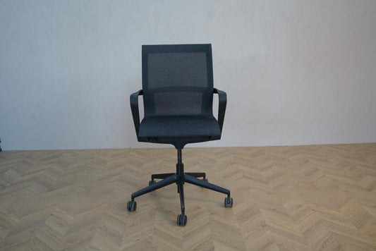 RAW kontorstol i sort mesh med armlæn set forfra – moderne og ergonomisk mødestol