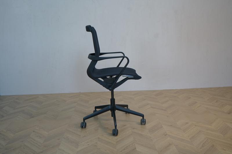 Sideprofil af RAW kontorstol i sort mesh med armlæn – komfortabel og stilfuld mødestol