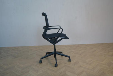 Sideprofil af RAW kontorstol i sort mesh med armlæn – komfortabel og stilfuld mødestol