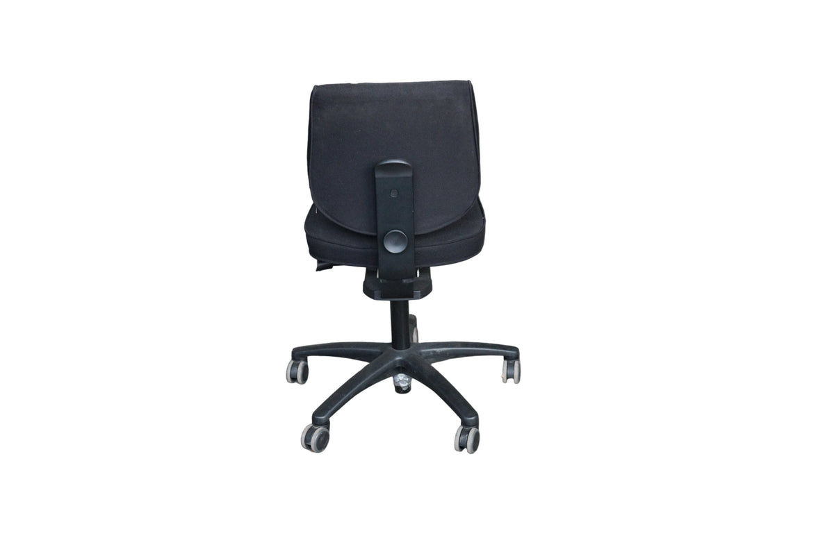 RBM 615 kontorstol i sort stof set bagfra med ergonomisk udformet ryglæn