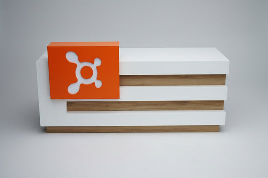 Frontbillede af reception desk 214x80x88 cm i hvid med trædetaljer og orange frontpanel.