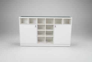 Hvid receptionsskranke med mørk topplade og minimalistisk design set forfra.