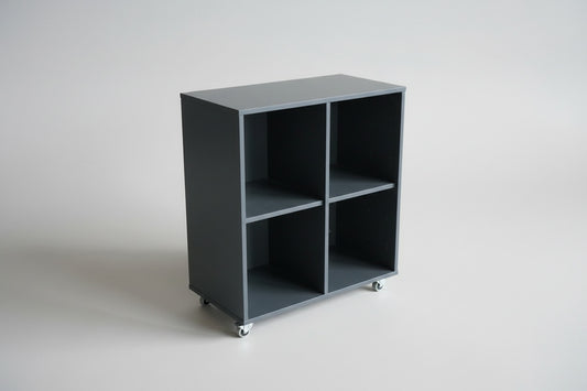 Antracitgrå reol med 4 rum og hjul set forfra, 78x42x88 cm, velegnet til kontoropbevaring.
