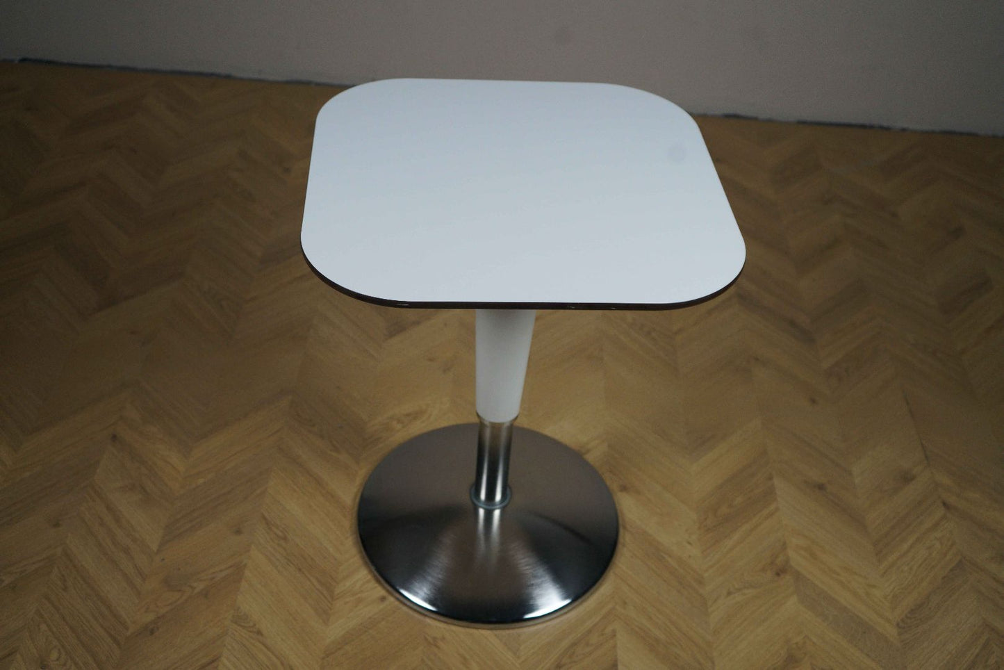 Rexite Zanziplano bord set ovenfra – kvadratisk hvid bordplade med minimalistisk design.