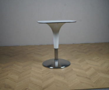 Hvidt Rexite Zanziplano bord (60x60x75 cm) set på afstand – elegant mødebord i kontor- eller loungeindretning.