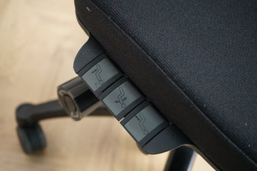 Close up af RH Extend kontorstol med sort polster på sæde og ryg