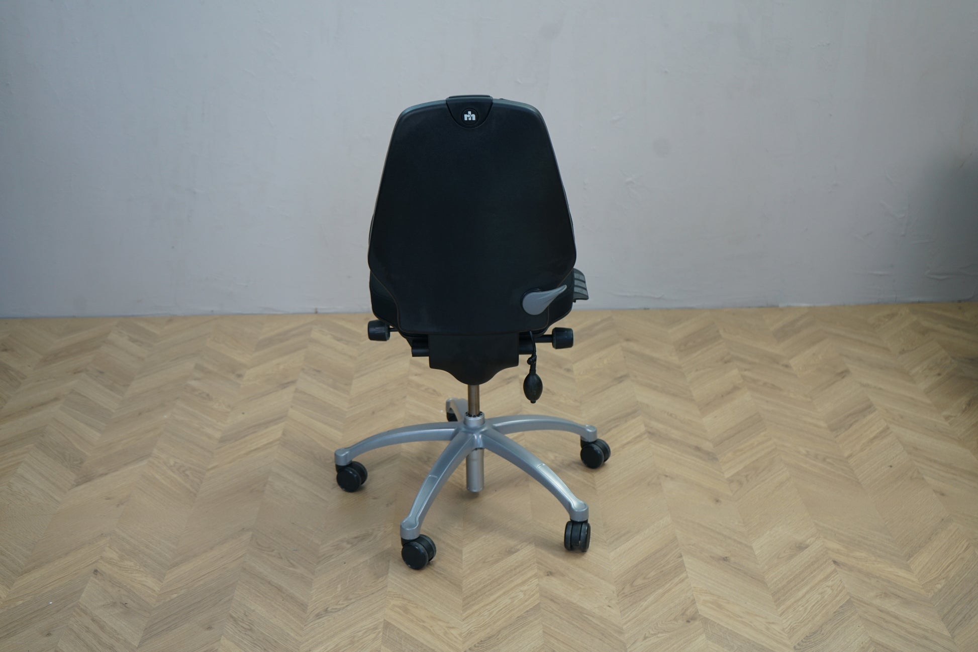 RH Logic 300 kontorstol i sort Fame set bagfra – robust ryglæn med pumpejusterbar lændestøtte og slidstærkt betræk.