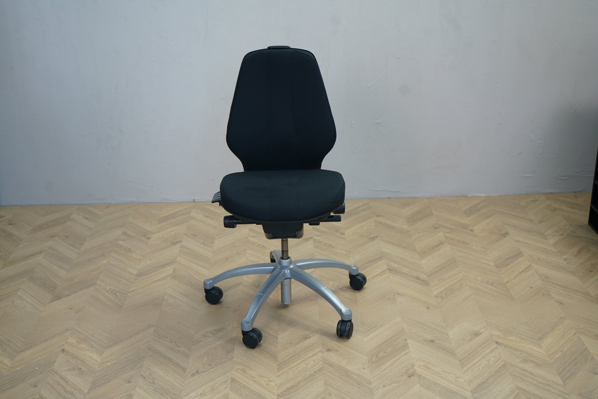 RH Logic 300 kontorstol i sort Fame set forfra – ergonomisk kontorstol med lændestøtte og justeringsmuligheder.