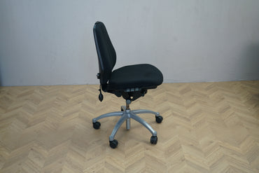 RH Logic 300 kontorstol i sort Fame set fra siden – professionel kontorstol med pumpebetjent lændestøtte og ergonomisk design.