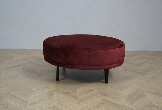 Rød velourpuf Ø70 H30 med sorte ben – set forfra