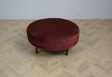 Rød puf i velour med sorte ben – visning på afstand for helhedsindtryk