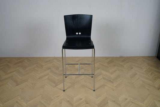 Rumas barstol højstol i sort med krom stel – frontvisning, siddehøjde 75 cm