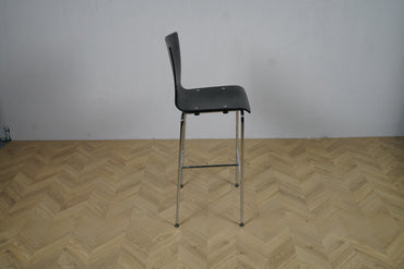 Elegant Rumas højstol/barstol i sort med krom stel set fra siden – siddehøjde 75 cm