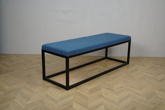 Rumas blå polstret loungebænk 150x50 cm med sort stel set forfra.
