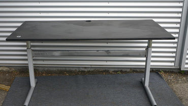 Frontvisning af Rumas hæve-sænkebord 180x90 cm i sort linoleum med stilrent stel og detaljer.