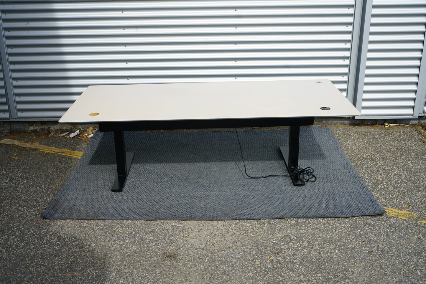 Rumas hæve-sænkebord 200x90 i beige linoleum med sort stel set bagfra