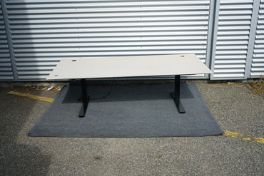 Rumas hæve-sænkebord 200x90 i beige linoleum med sort stel set forfra