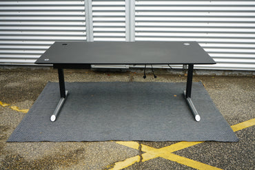 Rumas hæve-sænkebord i sort linoleum 180x90 cm set forfra