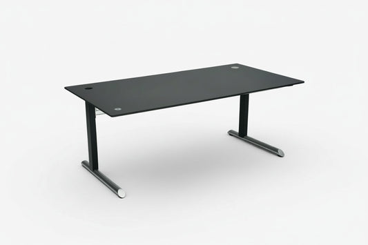 Rumas hæve-sænkebord i sort linoleum 180x90 cm med skuffe og stikkontakt set fra skrå vinkel