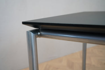 Close up af sort linoleumsbordplade med fased kant på Rumas bord