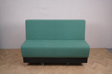 Rumas lounge 150x70 cm med lysegrøn polstret sæde og ryg set fra siden.