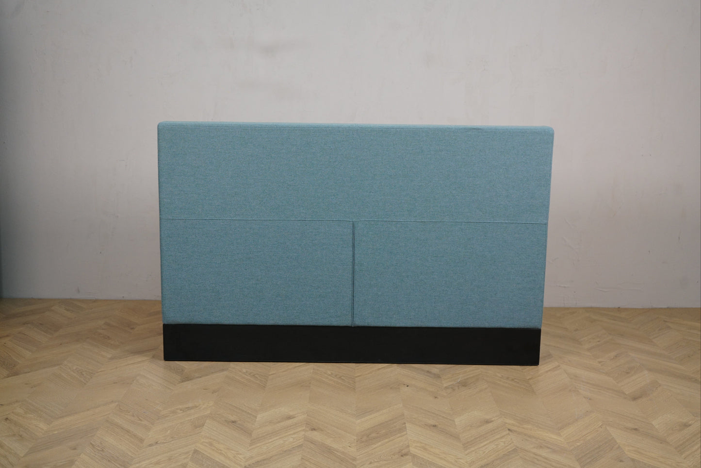 Detaljebillede af Rumas lounge med lys polstring og elegant finish.