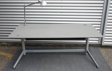 Frontvisning af Rumas Zetby hæve-/sænkebord 180x90 cm i grå med integreret kabelkanal og udtræksskuffe