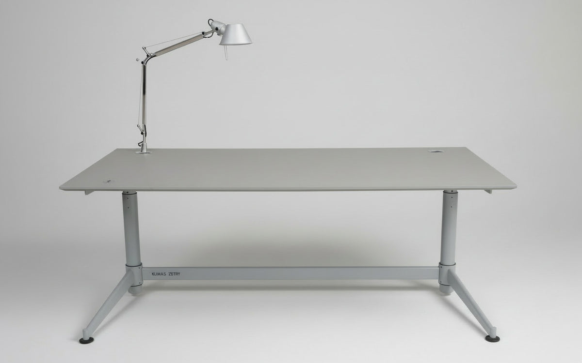 Frontvisning af Rumas Zetby hæve-/sænkebord 180x90 cm i grå med integreret kabelkanal og udtræksskuffe