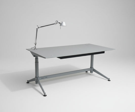 Rumas Zetby hæve-/sænkebord 180x90 cm i grå set fra skrå vinkel med kabelskjuler og stilrent design