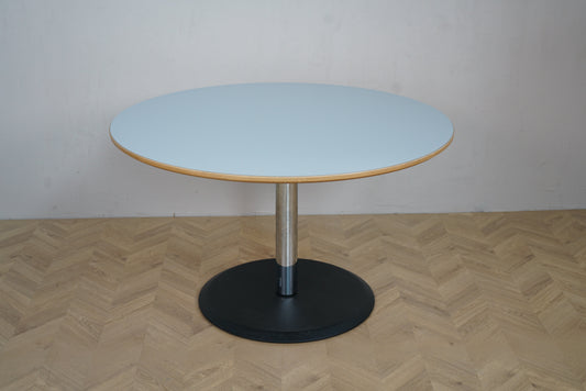 Rundt bord Ø124 cm med lyseblå laminatplade og sort søjle stel set forfra – ideelt som cafébord, mødebord eller spisebord