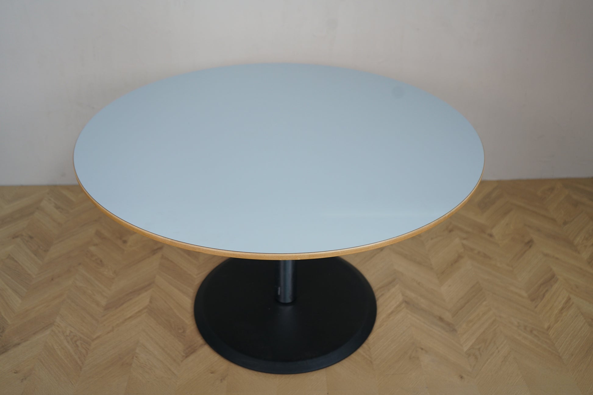 Rundt bord Ø124 cm med lyseblå laminatplade set fra oven – perfekt til café, kantine, konference eller spiseområde