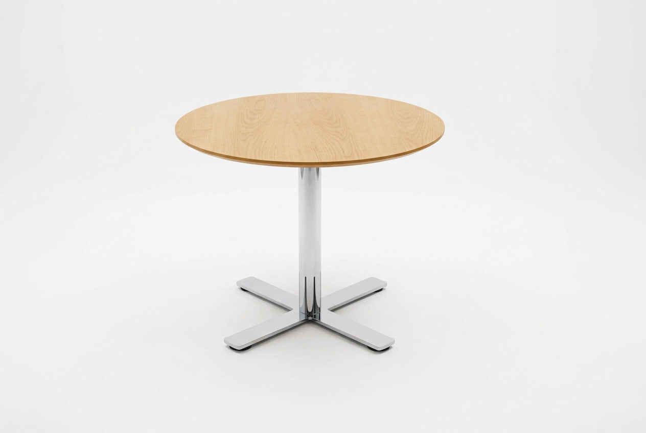 Rundt cafébord og mødebord i ahornfinér med affaset kant og krom søjlestel med krydsfod, Ø90 cm og højde 72 cm, set forfra.