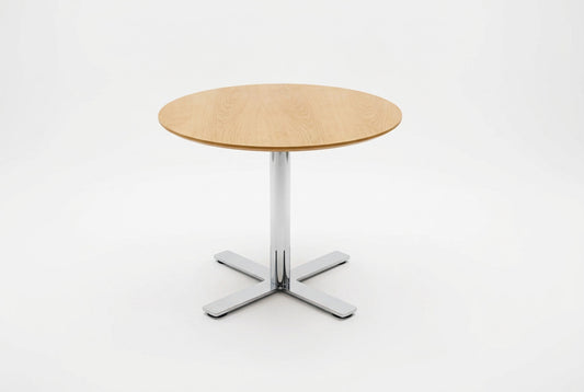 Rundt cafébord og mødebord i ahornfinér med affaset kant og krom søjlestel med krydsfod, Ø90 cm og højde 72 cm, set forfra.
