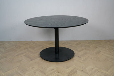 Sort rundt cafébord Ø120 i sortbejdset eg, set fra siden